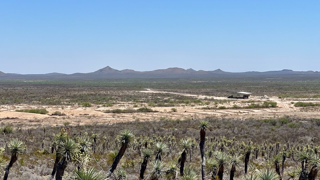 A desert landscape with the Ultramundo vinata off in the distance